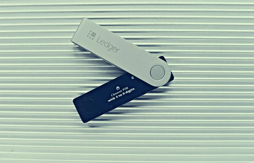 Аппаратный криптокошелек Ledger